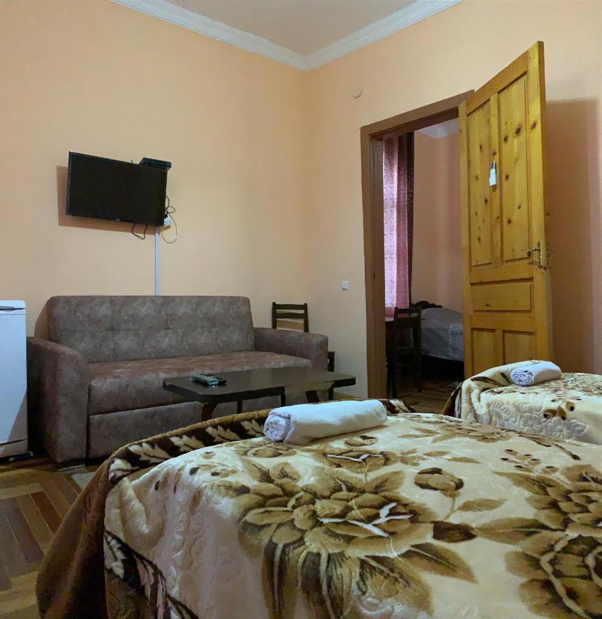 Hotel Kakhaberi Tetritskaro エクステリア 写真