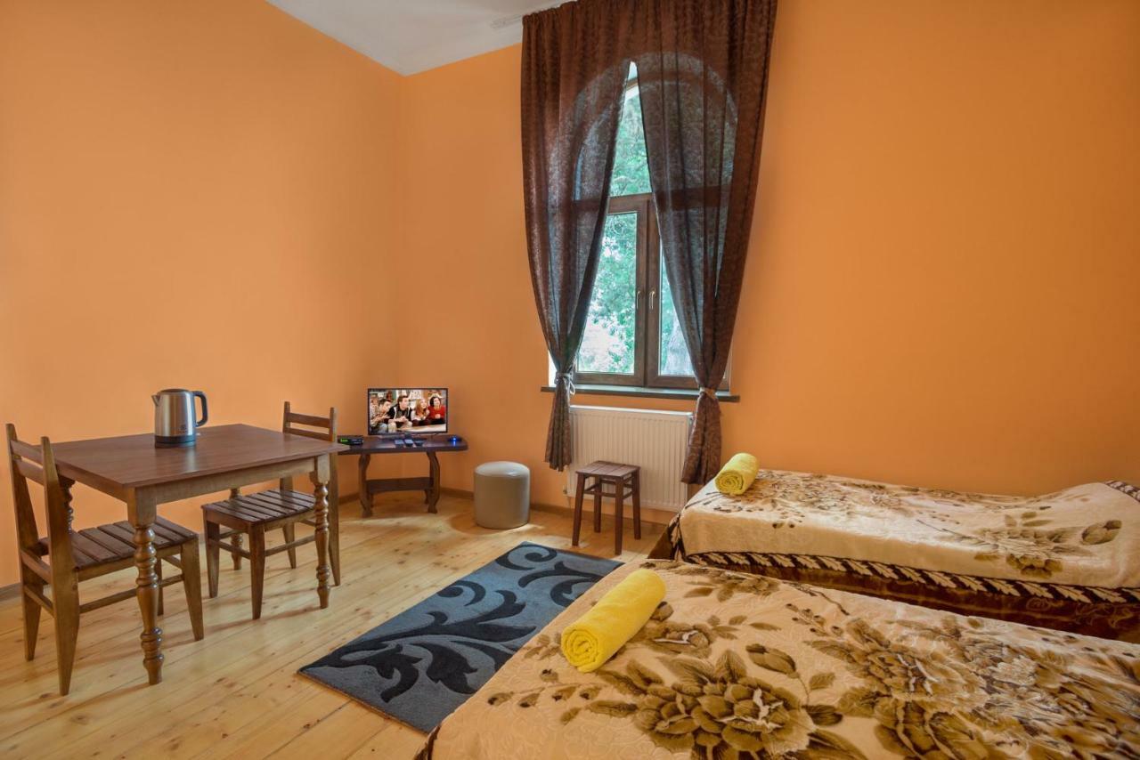 Hotel Kakhaberi Tetritskaro エクステリア 写真